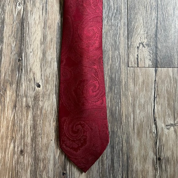 Made in USA Wembley 90% Silk 5% Polyester Deep Red Paisley Texture Mens Neck Tie - Picture 1 of 1